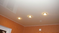 глянцевый натяжной потолок со светильниками